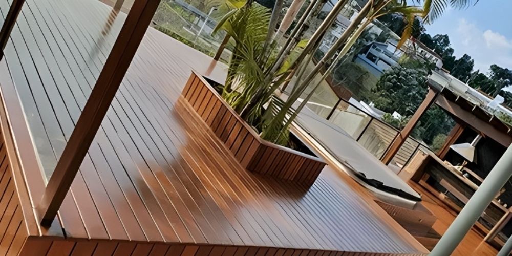 Execução de raspagem de piso de madeira pela equipe Raspadora Diamond