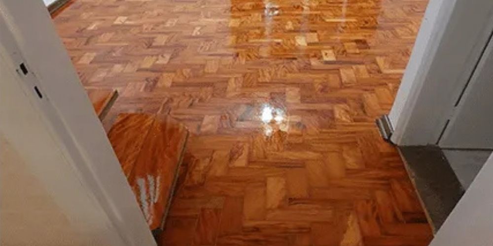 Aplicação de verniz Bona em assoalho de madeira