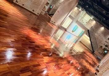 Serviço de raspagem de piso de madeira em execução